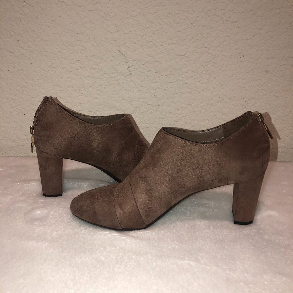 Aerosoles Central Avenue Heel Rest  Booties  Size: 8.5